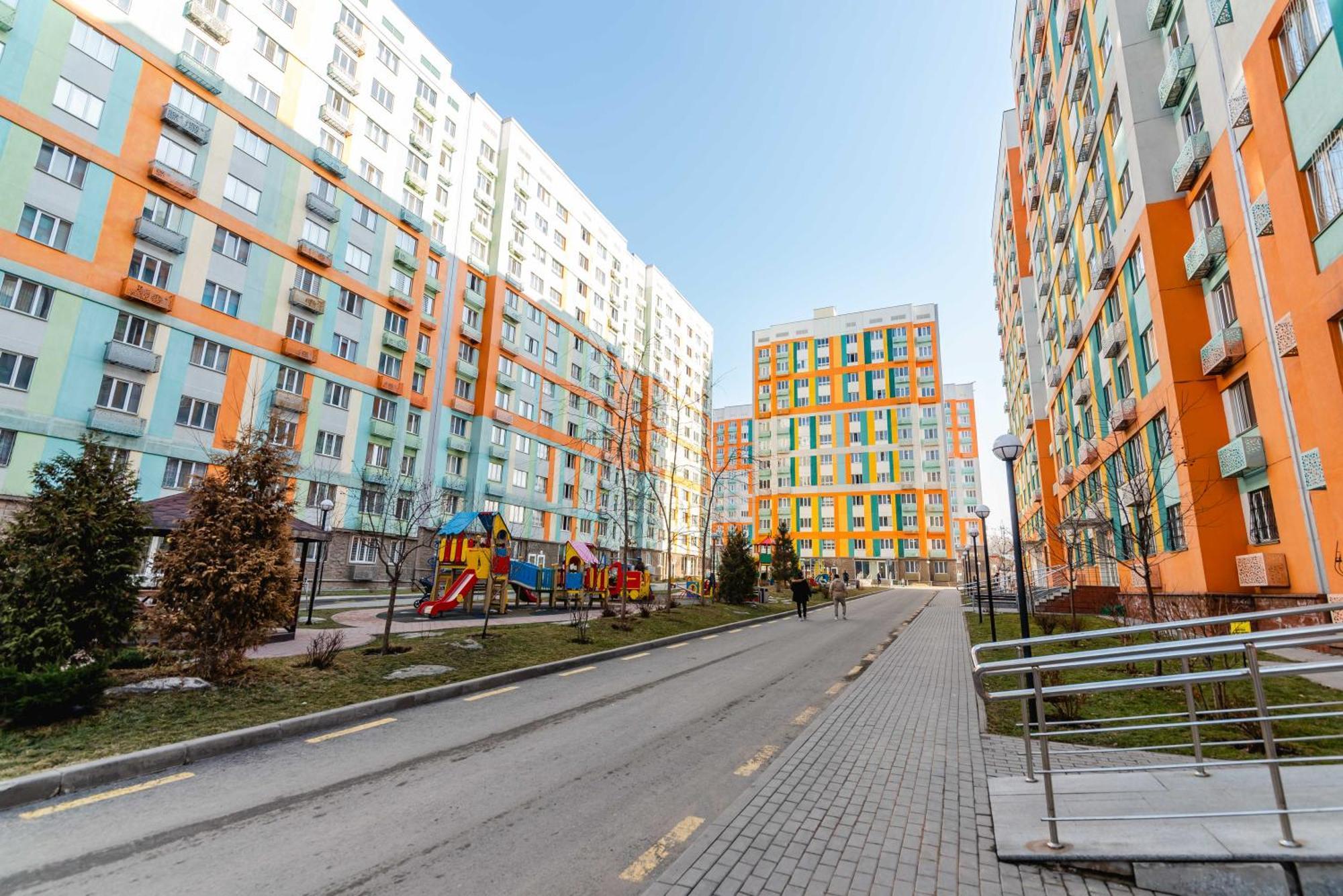 Akvarel Apartment Near Adk Almaty Bagian luar foto